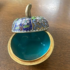 りんご型の可愛い七宝焼の小物入れの画像