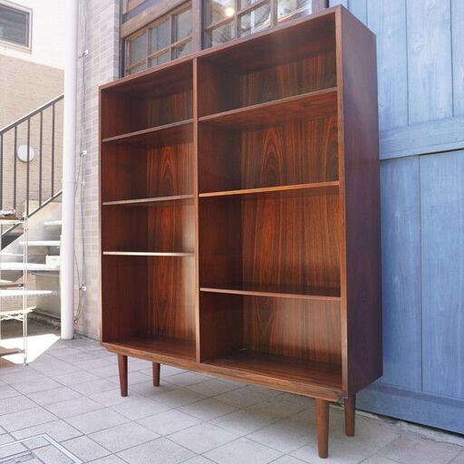 デンマークより買い付けた、OMANN JUN社の希少なローズウッド材を使用したMODEL 6 ブックシェルフ。シンプルでスッキリとした