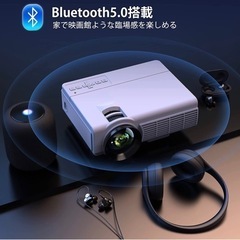 【新品未使用】【5GWiFi&Bluetooth5.0対応】 プロジェクター 小型 ホームプロジェクター 8000LM 1080P フルHD 100" スクリーン付き デュアルスピーカー内蔵 台形補正 ズーム機能 HIFI 家庭用プロジェクター パソコン/タブレット/iPhone/TV Stick/PS3/PS4ゲーム機/DVDプレイヤー接続可 HDMIケーブル/AVケーブルリモコン付属 取扱説明書  の画像