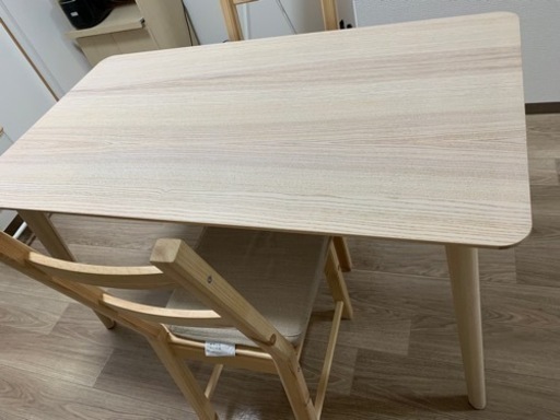IKEA ダイニングテーブルと椅子二脚