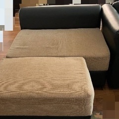 三人掛けソファーセットとセンターテーブルの画像