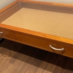 三人掛けソファーセットとセンターテーブルの画像