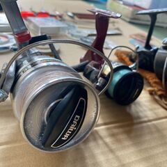 釣り具セット　　リール3つ　釣竿　ルアー　天秤　釣糸　おもり6.5ｋｇ分の画像