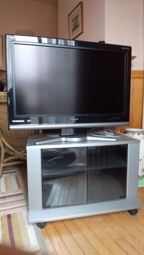 中古シャープアクオステレビ32インチ2007度製とテレビ台をお売りします
