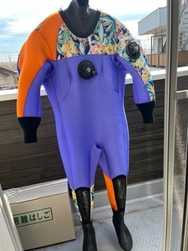 ダイビング　ドライスーツ