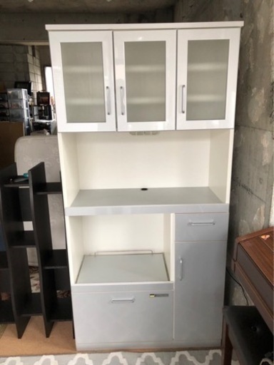 食器棚　グレーっぽいホワイト