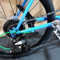 【引き渡し限定・練馬区】FUJI（フジ）HELION（ヘリオン）ブルホーンかご付き！ 青黄 2017年モデル 44㎝の画像