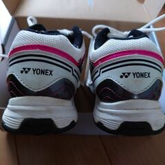 23.5cm YONEXテニス・バドミントン共通シューズの画像