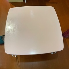 ピンク色のテーブルの画像