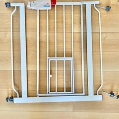 【値下げ】ベビーゲート（ペット用も可）（突っ張り式。約70〜106センチ幅）の画像