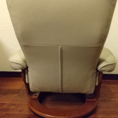 革張りパーソナルチェア白（オットマン付）の画像
