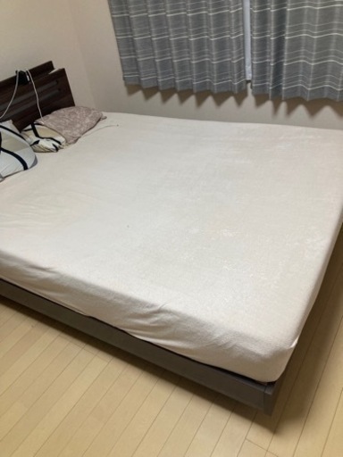 ダブルベッドと食器棚　引き取り先決定しました。、