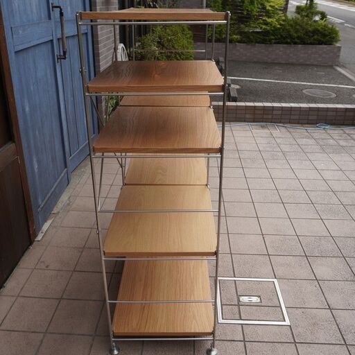 無印良品(MUJI)の人気のオーク材×ステンレス ユニットシェルフです。スッキリとしたデザインはリビングの飾り棚や1ROOMなどの1人