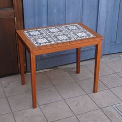 デンマーク製のチーク材タイルトップのサイドテーブルです。花が描かれたタイルが目を引くコーヒーテーブル。温かみのあるチーク材とタイルの組み合わせが存在感のあるヴィンテージ家具ですCF414の画像