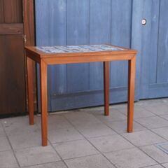 デンマーク製のチーク材タイルトップのサイドテーブルです。花が描かれたタイルが目を引くコーヒーテーブル。温かみのあるチーク材とタイルの組み合わせが存在感のあるヴィンテージ家具ですCF414の画像