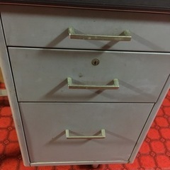 スチール事務机の画像