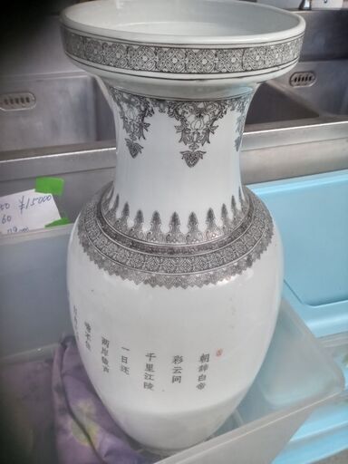 大きめの壺別館に置いてます