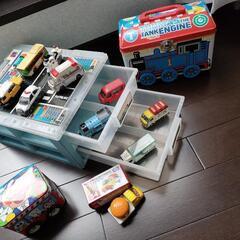 トミカ大量　トミカパーキングケース　トーマス車つき缶ケース　アン...