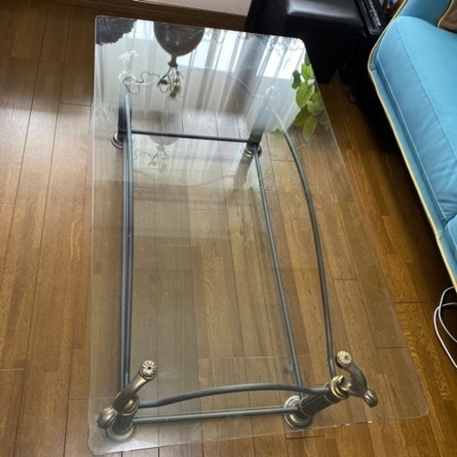 ガラスのテーブル