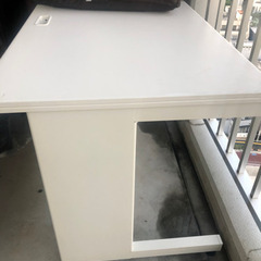 コンピュータ机椅子付きの画像