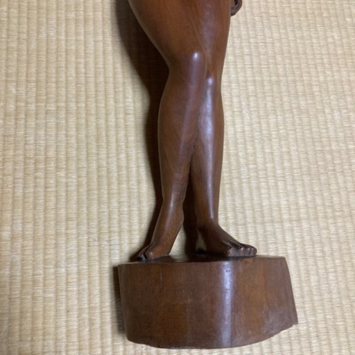 女性の木彫り　裸体