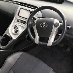 ☆ご成約☆ 安心の12ヶ月保証　距離無制限　　自社ローン中古車販売 　カーメル　平成26年式　　トヨタ　プリウス  　燃費が良く大人気の車両です！デザインも好みがありますが多数のオーナー様からかっこいいと好評の車両です！の画像