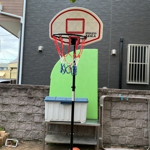 バスケットゴールとバスケットボール