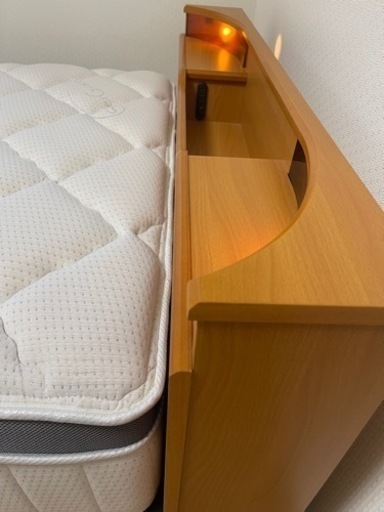 引き渡し決定！マットレス付き セミシングルベッド 充電可能 照明付き
