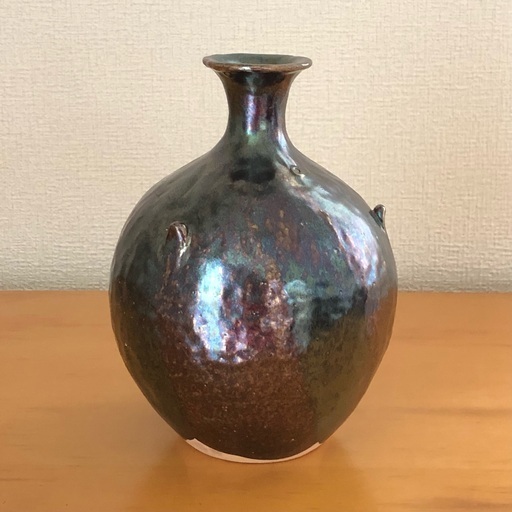 黒い光沢感のあるシックな花器