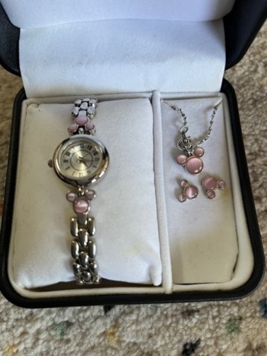 ディズニーの腕時計、ネックレス、ピアスのセット