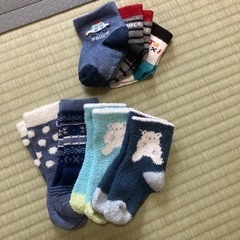 ★値下げ★　秋春物カバーオールとズボンセット靴下付き　60〜70㎝の画像