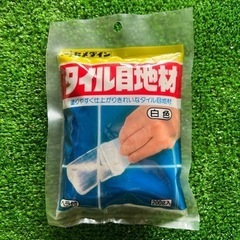 セメダイン　タイル目地材200g白色　ヘラ付き。