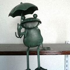 雨宿りカエル　ブリキの置物