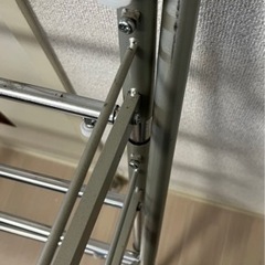 つっぱりランドリーラック　バスケット付きの画像