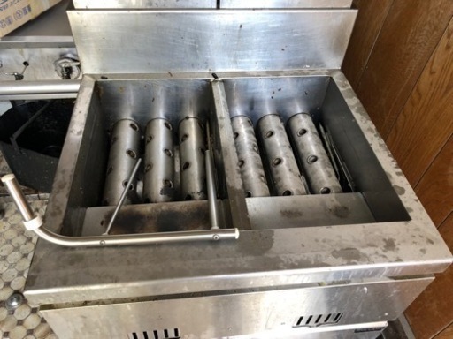 業務用フライヤー、４口コンロ、食器等