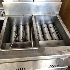 業務用フライヤー、４口コンロ、食器等