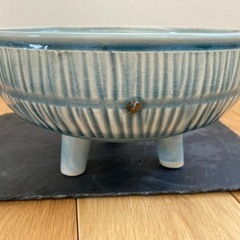青色花器　可愛い三本足