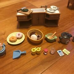 シルバニアファミリー　人形３体＋小物いろいろ(キッチン・ピアノ・ベッドetc)の画像