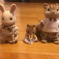 シルバニアファミリー　人形３体＋小物いろいろ(キッチン・ピアノ・ベッドetc)の画像