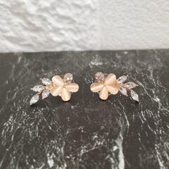 【新品未使用】ピアス リーフ フラワー ゴールド 華奢見え 高見え 清楚系 猫目石の画像