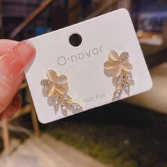 【新品未使用】ピアス リーフ フラワー ゴールド 華奢見え 高見え 清楚系 猫目石の画像