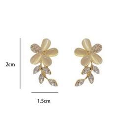 【新品未使用】ピアス リーフ フラワー ゴールド 華奢見え 高見え 清楚系 猫目石の画像