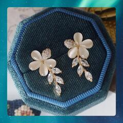 【新品未使用】ピアス リーフ フラワー ゴールド 華奢見え 高見...