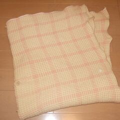 ピンク＆黄色　毛糸？カバー　敷物　ラグマット　こたつカバー　ブランケット　用途不明　※汚れ・穴あり　●値下げの画像