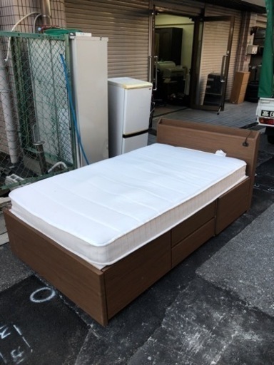 ?人気セミダブルベッド　引き出し4つあり??大阪市内配達設置無料??
