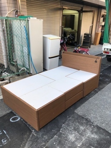 ?人気セミダブルベッド　引き出し4つあり??大阪市内配達設置無料??