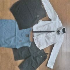 110センチのYシャツとベストと100センチのズボン