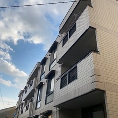 屋根雨樋工事メインです。作業員男女問わず募集してます。