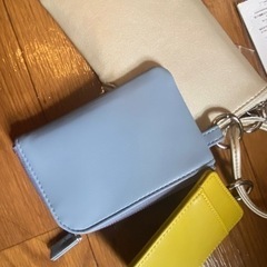スマホ、小銭入れ、定期入れの画像