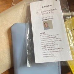 スマホ、小銭入れ、定期入れの画像